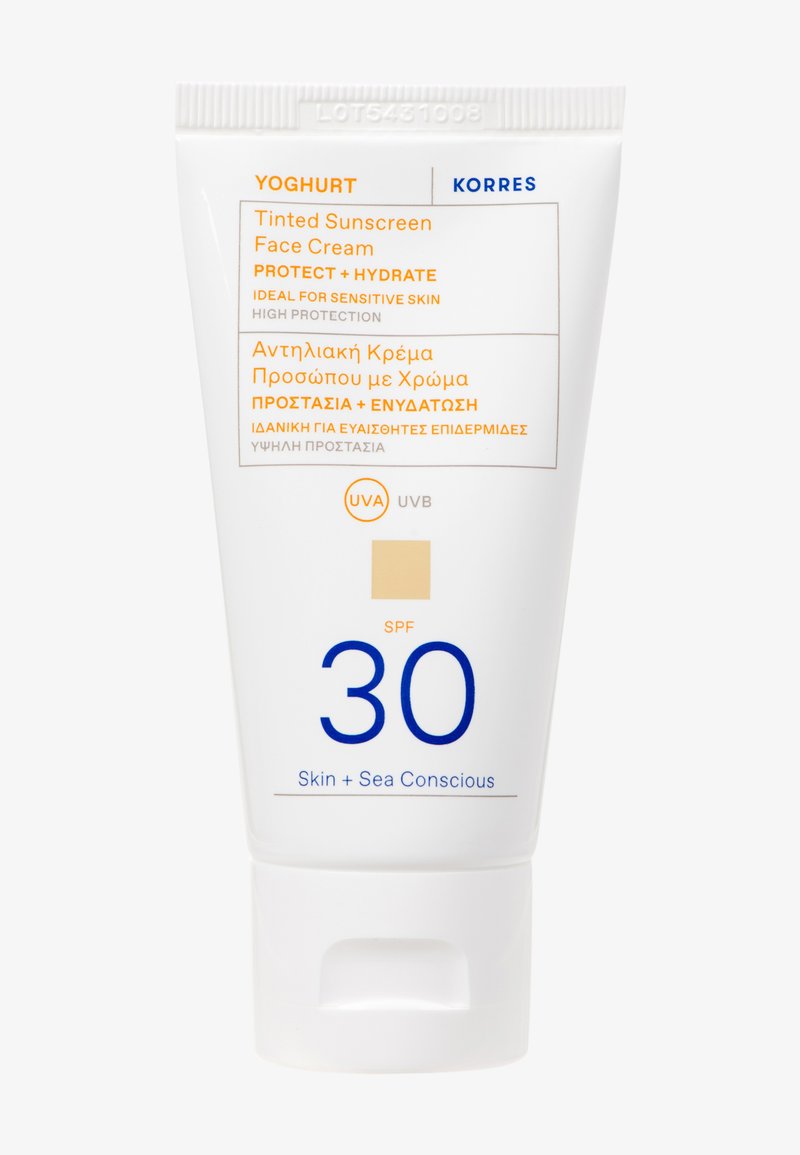 Crème solaire teintée pour le visage SPF 30 de Korres, protège et hydrate les peaux sensibles, avec une protection UVA et UVB.