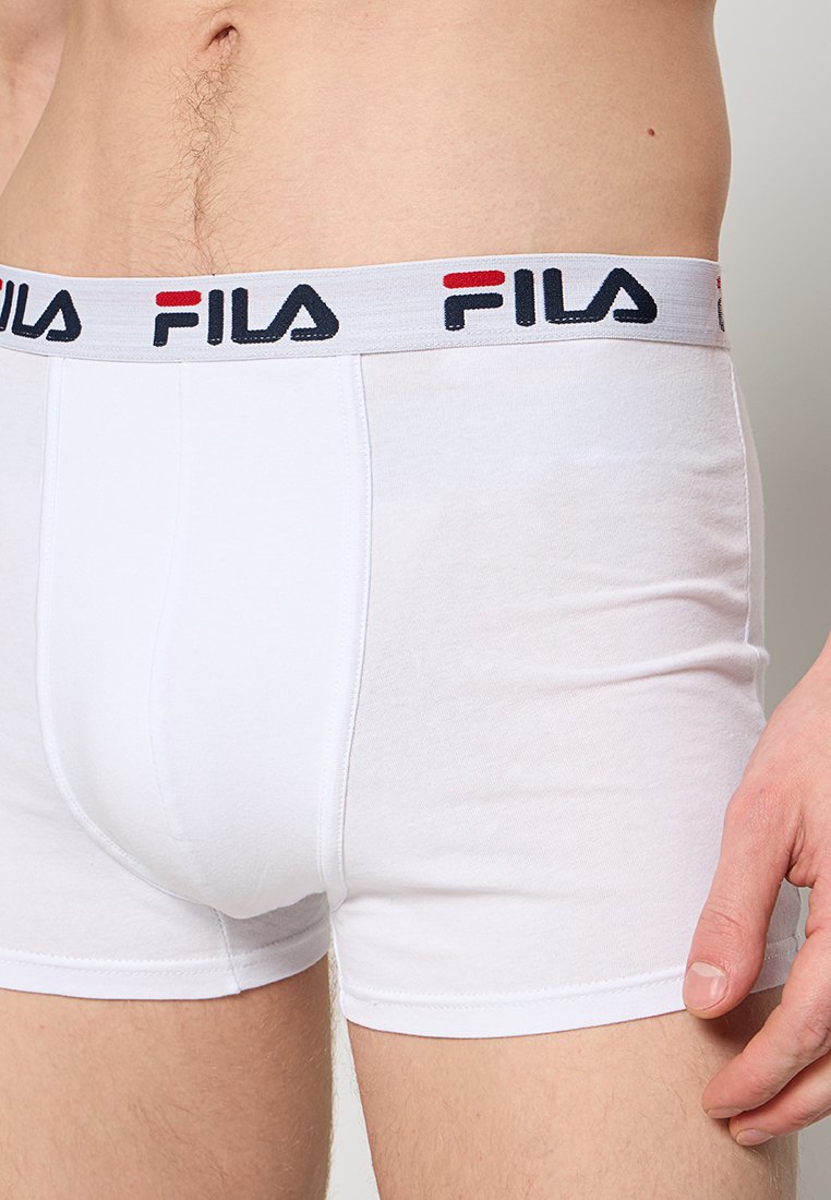 Boxer-briefs en coton blanc avec un design ajusté et une taille de marque navy, rouge et blanche. Texture lisse, longueur jusqu'au mi-cuisse.