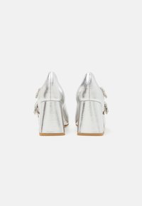 Alma en Pena Pumps - diva silver