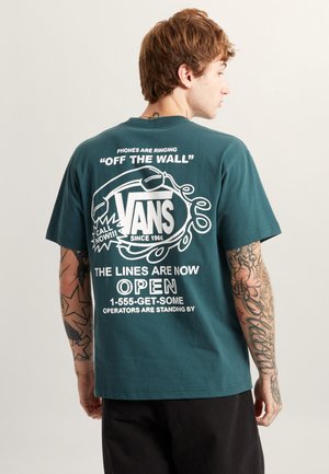 Petrolkleurig katoenen T-shirt met een grote witte grafische print op de achterkant, inclusief het Vans-logo en een retro telefoonillustratie. Korte mouwen.