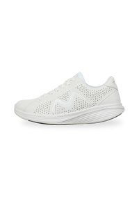 Scarpe sportive bianche realizzate in materiale sintetico, con lati perforati, suola texturizzata e design liscia e curvilinea con lacci.
