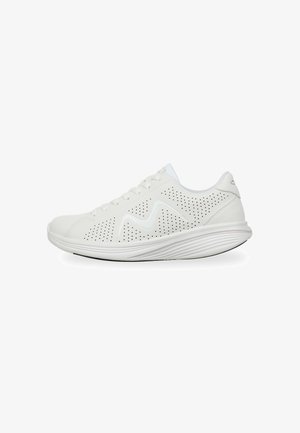Baskets blanches en matériau synthétique, avec des côtés perforés, une semelle texturée, et un design lisse et courbé avec des lacets.