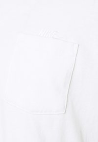 Nike Sportswear TEE POCKET - Pamata T-krekls - white