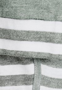 Grau-weiß gestrefter Stoff mit einer weichen Textur. Die Streifen wechseln zwischen solidem Grau und Weiß, mit sichtbaren Nähten entlang der Kanten.