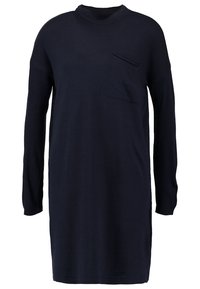 Mörkblå långärmad klänning i mjukt tyg. Har en rund halsringning och en liten bröstficka, med en avslappnad passform.
