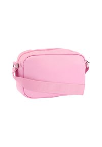 Borsa a spalla rosa realizzata in materiale liscio, con forma rettangolare, chiusura con zip e tracolla in tessuto regolabile.