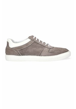 Szare zamszowe sneakersy z perforowanymi bokami, białymi akcentami, okrągłym noskiem i teksturowaną gumową podeszwą. Posiadają tradycyjne sznurowanie i proste linie.