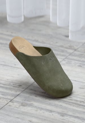 adidas Originals ADIMULE UNISEX - Pantofole - olive strata
