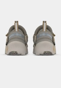 Υποδήματα με γκρι επάνω μέρος, λεπτομέρειες σε ταμπά και ανοιχτό μπλε, υφή στο υλικό, στιβαρή θηλιά για να τα τραβάτε και εξωτερική σόλα με στίγματα.