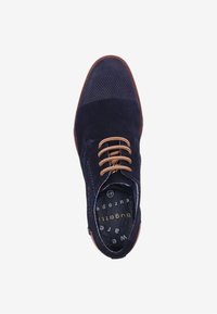 Chaussure de costume pour homme en daim bleu marine avec des lacets bruns, zone de bout texturée et finition brune, vue de dessus sur un fond blanc.