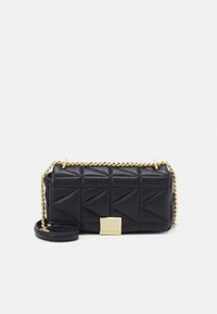 Černá prošívaná kožená kabelka obdélníkového tvaru se zlatým řetízkovým popruhem a čtvercovou zlatou sponou na přední straně.