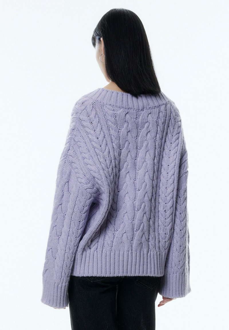 Lila kabelgestrickter Pullover mit breitem, geripptem Saum und oversized Passform. Verfügt über strukturierte Muster und eingesunkene Schultern.