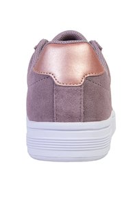 Lila mockasnibba med en metallisk rosaguld hälflik och vit sula. Texturerad yta och rund form skapar en avslappnad design.