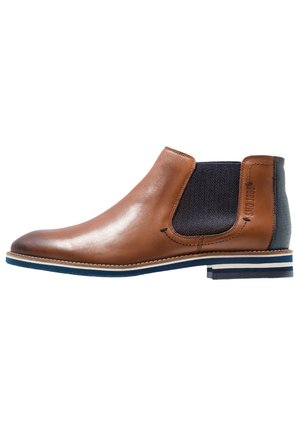 Herre brun læder Chelsea-støvle med mørk elastisk sidepanel og blåstribet sål, sidepræget tekst "SINCE 1885".