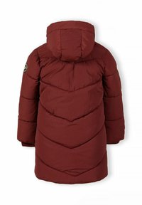 Burgundska puffer jakna s kapuljačom, dizajnom u obliku chevrona i okruglim logotipom na lijevom ramenu. Glatka, vodootporna tkanina.