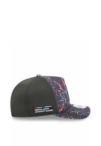 Casquette noire avec un design éclaboussé multicolore. Elle possède un dos noir uni, une visière plate et une étiquette indiquant "CRUCIAL CATCH INTERCEPT CANCER".