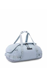 Borsa da viaggio blu chiaro con manici doppi e tracolla regolabile, dotata di scomparto con zip e logo sul lato.