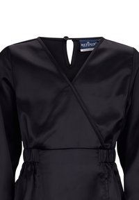 Schwarzes Satin-Wickelkleid mit langen Ärmeln, V-Ausschnitt, elastischem Bund und Schlitzdetail im Rücken. Glatte Textur mit einer eleganten Ausführung.
