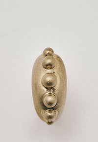 Metalischer Ring mit einem runden, bulbösen Design, das fünf erhabene kreisförmige Akzente auf einer Seite aufweist; strukturierte, matte Goldoberfläche.