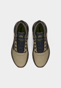 Αθλητικά παπούτσια με ανώτερο μέρος σε χρώμα ταμπά και σκούρο γκρι, με υφή, δέσιμο με κορδόνια και λογότυπο Timberland στη γλώσσα.