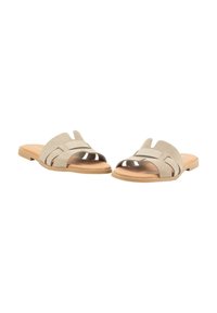 Sandalias deslizantes de ante beige con un diseño de punta abierta, que presentan correas trenzadas y una suela plana. Textura suave con un aspecto minimalista.
