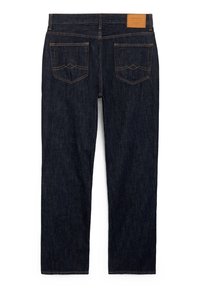 Mörkblå raka denimjeans sedd bakifrån med dubbelsydda bakfickor och en brun läderlogga på midjebandet.
