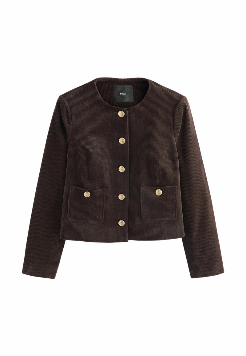 Chaqueta de pana marrón con cuello redondo, cierre frontal de botones y dos bolsillos delanteros. Presenta botones en tono dorado y una tela texturizada.