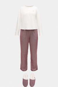 Top branco de manga comprida com detalhes de botões, combinado com calças às riscas cor de borgonha e chinelos felpudos em cor coordenada. Tecido macio.