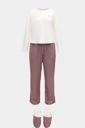 Haut blanc à manches longues avec détail de boutons, associé à un pantalon rayé bordeaux et des chaussons duveteux assortis. Tissu doux.