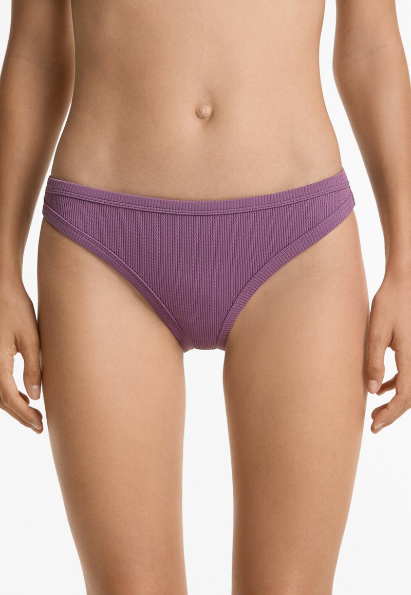 Perizoma viola a coste con un design a vita bassa. Presenta una copertura minima e sottili fasce laterali, realizzato in un materiale elastico per costumi da bagno.