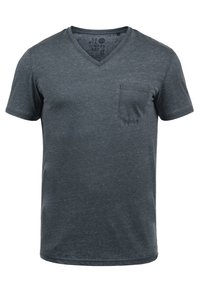 Dunkelgraues Baumwollshirt mit V-Ausschnitt und kurzen Ärmeln. Verfügt über eine kleine Brusttasche und einen weichen, strukturierten Stoff.