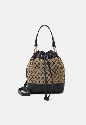 Sac seau beige et noir avec motif géométrique, base en cuir noir et fermeture à cordon, doté d'une poignée courte et d'une bandoulière amovible.