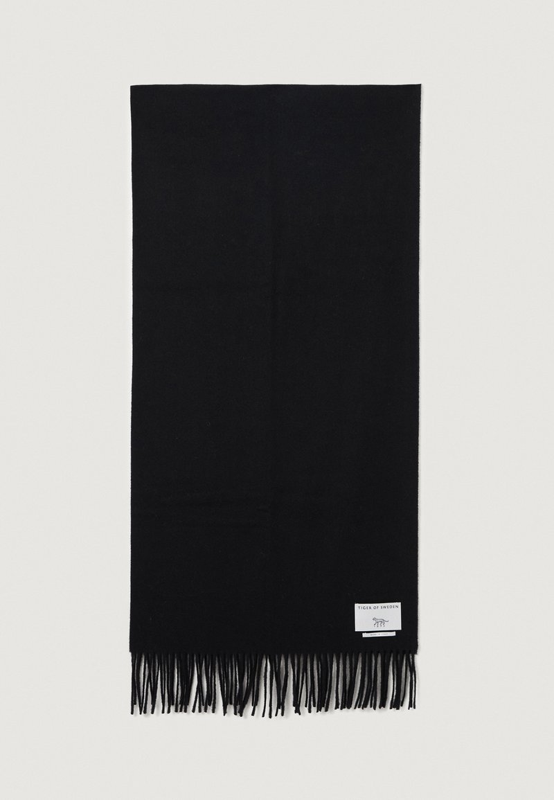 Écharpe noire en tissu doux, ornée de longs franges aux extrémités et d'une petite étiquette de marque d'un côté.
