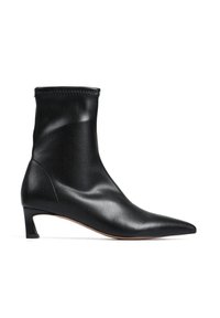 Czarne skórzane botki sięgające kostki, z ostrym noskiem i małym obcasem. Posiadają gładką fakturę oraz dopasowany, bezszwowy krój.