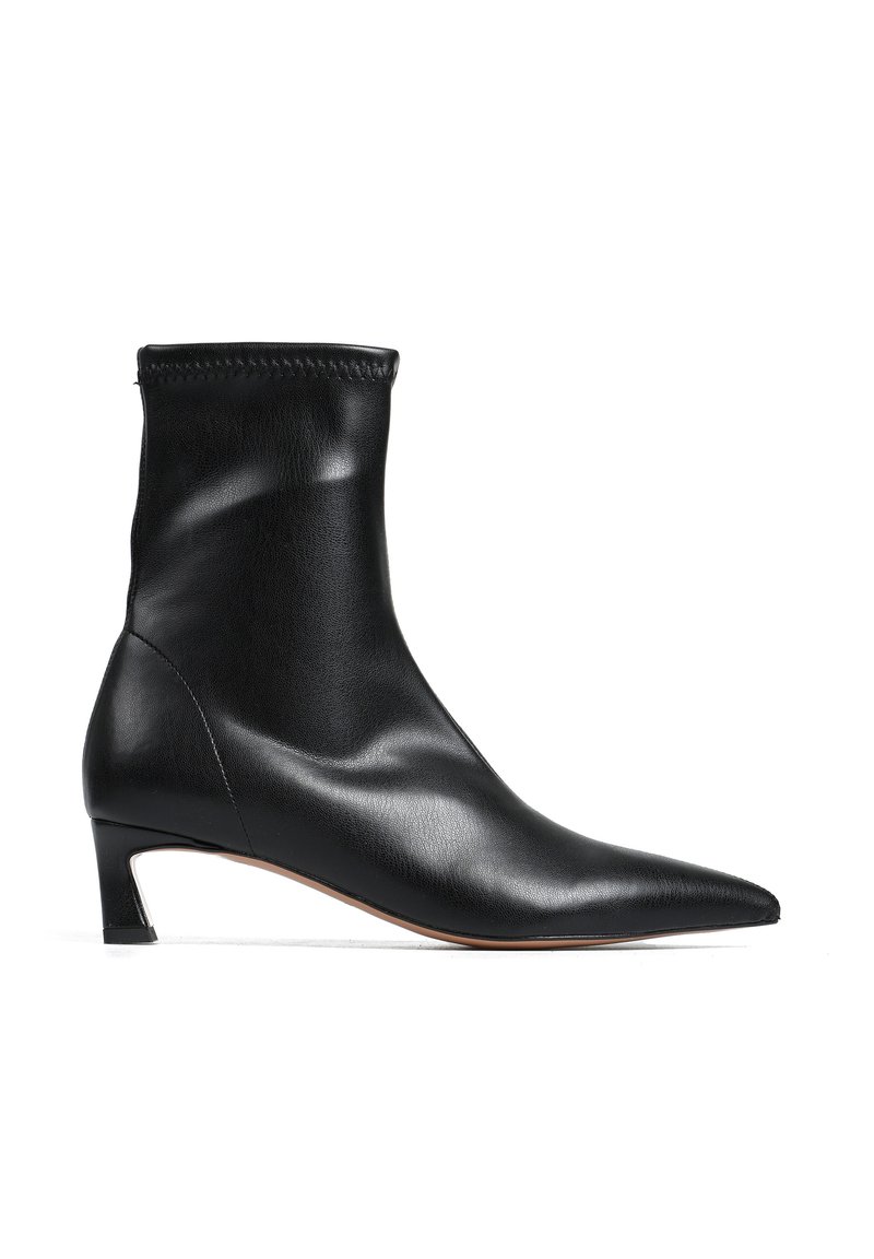 Czarne skórzane botki sięgające kostki, z ostrym noskiem i małym obcasem. Posiadają gładką fakturę oraz dopasowany, bezszwowy krój.