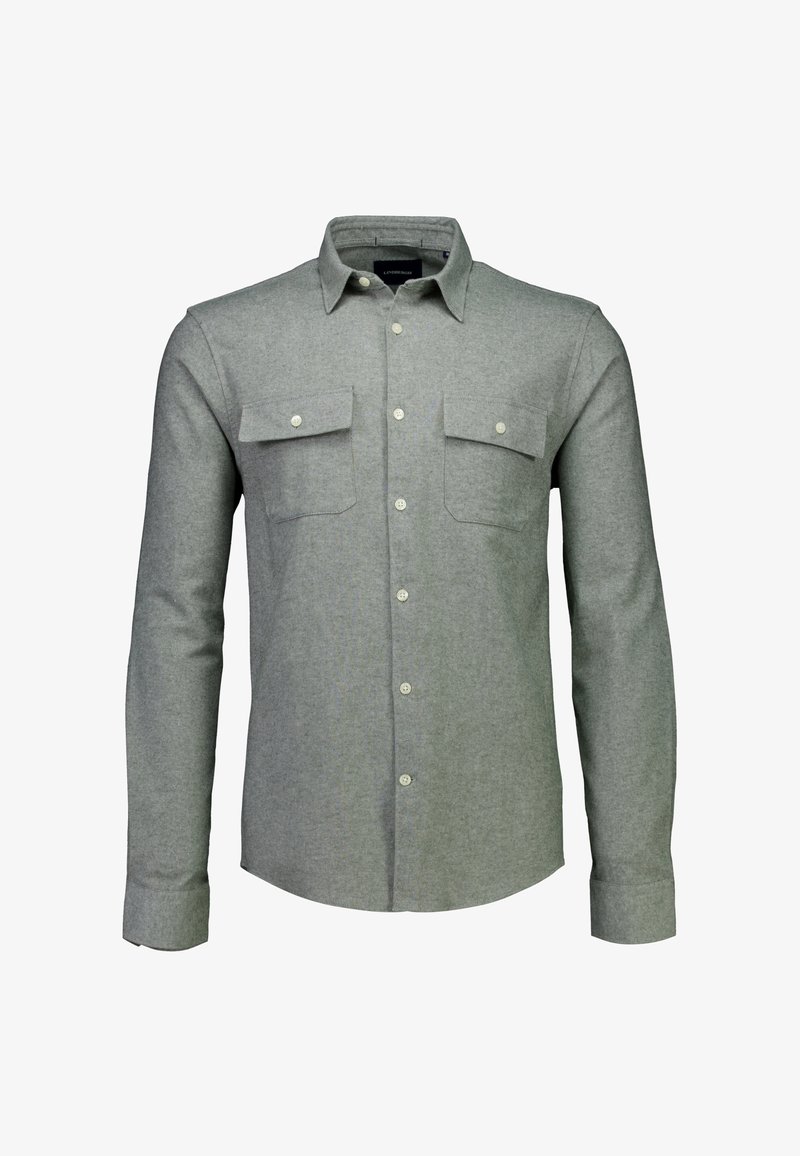Camicia grigia chiaro con bottoni realizzata in tessuto morbido, con colletto alla francese, maniche lunghe e due tasche sul petto con chiusura a bottoni.
