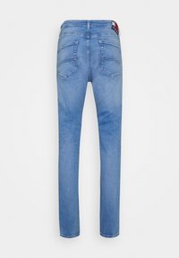 Světlé modré džíny z denimu s rovnými nohavicemi, dvěma zadními kapsami s nenápadným prošitím a textiln í štítkem na pase.