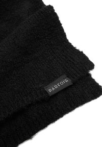 Czarny dziany szalik o miękkiej fakturze. Posiada naszywkę z napisem "PARFOIS". Krawędzie są lekko postrzępione.