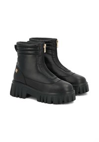 Botas negras hasta el tobillo con un acabado de cuero sintético mate, cremalleras laterales, cuello acolchado y suela de goma chunky con surcos. Acentos de hardware dorado.