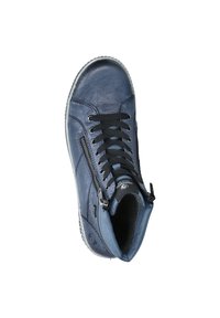 Baskets montantes en cuir bleu marine avec lacets noirs et fermeture éclair sur le côté, présentant une finition texturée et une semelle en caoutchouc.