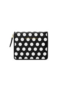 Portafoglio in pelle nera con grandi pois bianchi, dotato di un dettaglio con logo dorato sul fronte e una chiusura a zip sul lato.