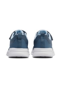 Niebieskie buty sportowe z siateczkową cholewką i rzepem, z wyściełaną białą podeszwą i teksturowanym uchwytem na pięcie dla łatwego zakładania.