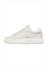Sneaker bassa in pelle bianca con superficie texture, punta rotonda, chiusura con lacci e suola spessa e scanalata, mostrata in profilo destro.