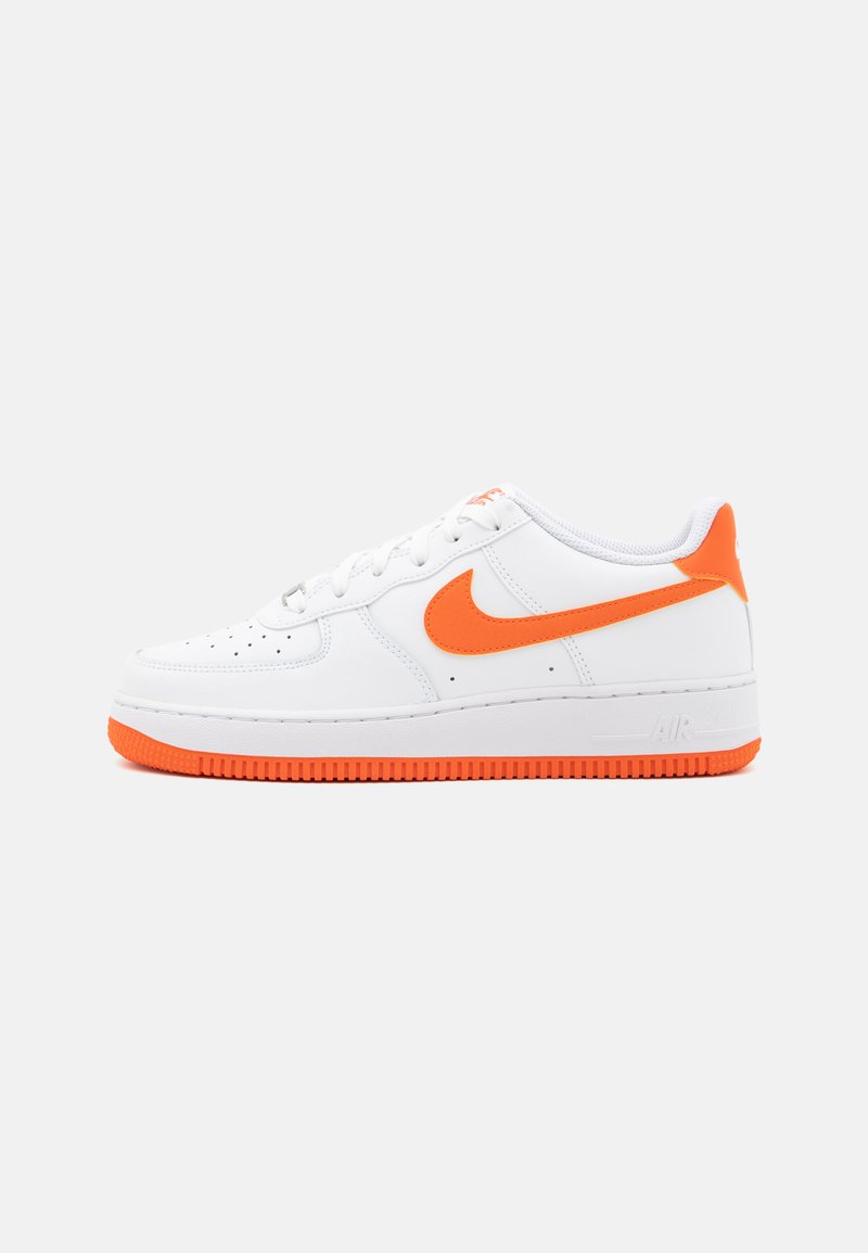 Bijele Nike Air Force 1 tenisice s narančastim detaljima, s okruglim vrhom, perforiranim detaljima i teksturiranom gumom potplata.