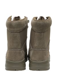 Botas de ante marrón hasta la pantorrilla con un acabado texturizado, que presentan paneles de malla, suelas reforzadas y un collar acolchado para mayor soporte.