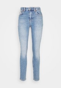 Jeans ajustados de mezclilla azul claro con un acabado desgastado, cinco bolsillos y cremallera, que cuentan con un diseño clásico de cinturilla.