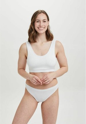 Hvid bomuldsbralette med rund halsudskæring og matchende hvid bikinibund. Glat tekstur, enkelt design og minimalistisk stil.