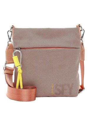 Lille tekstureret crossbody taske i afdæmpet rosa med bred justerbar rem, sølvhardware og gul stofløkke detalje.