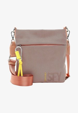 Lille tekstureret crossbody taske i afdæmpet rosa med bred justerbar rem, sølvhardware og gul stofløkke detalje.