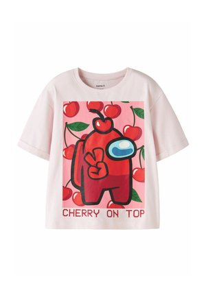 T-shirt rose clair avec un personnage crewmate rouge portant une cerise sur la tête et un fond de cerises, texte "CHERRY ON TOP" en dessous.